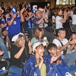 堂安の母校・尼崎市立浦風小学校であった応援会で盛り上がる地元住民ら＝２１日午後、同市杭瀬南新町４