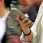 スマホを手に、現実と仮想の世界を行き来する＝神戸市中央区