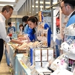姫路市の特産品などが並ぶ「ご当地じまんフェア」＝東京都千代田区霞が関３