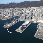神戸港のウォーターフロントエリア＝２０２４年１２月、神戸市中央区