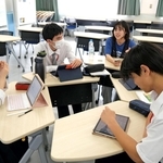 地域課題について議論する文理探究科の生徒ら。車座になって対話しやすいよう机の形にも工夫がある＝御影高校