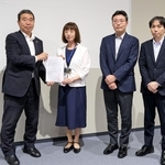 兵庫県経営者協会の成松郁廣会長（左）に求人拡大の要請書を手渡す木村晶子教育長（左から２人目）ら＝県教育委員会