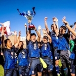 弁護士のサッカー大会で初の世界一に輝き、歓喜する日本の選手たち＝いずれも５月、スペイン・ベニドルム（チーム提供）