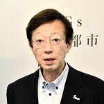 定例会見で意見を述べる神戸市の久元喜造市長＝２５日午後、神戸市役所