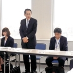 兵庫県ＮＩＥ推進協議会の総会であいさつする竹内弘明会長（中央）＝神戸市中央区東川崎町１