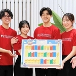 ボードゲームの試作品を紹介する神戸大起業部「Ｓｔａｎｄｙ」のメンバー＝神戸市灘区六甲台町、神戸大