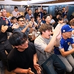 後半、前田の先制弾に沸くサポーターたち＝２６日午前９時１６分、神戸市中央区古湊通１（撮影・丸山桃奈）
