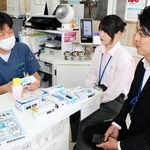 抗菌薬についての実証事業を始めた姫路薬剤師会の泉憲政会長（左）と姫路市職員ら＝姫路市香寺町香呂