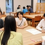 妊娠出産や健康について議論を交わす地域関係者と高校生たち＝神戸市東灘区魚崎北町８、灘高校
