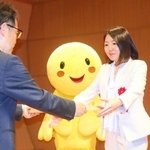 従業員の健康づくりの取り組みを表彰される東伸産業の担当者＝２６日午後、神戸市産業振興センター