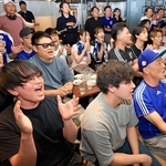 スポーツバーで応援に熱が入るサポーターたち＝２６日午前、神戸市中央区古湊通１（撮影・丸山桃奈）
