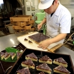 夏越の祓えを前に、和菓子の水無月づくりが最盛期を迎えている＝神戸市東灘区御影本町４、虎屋吉末