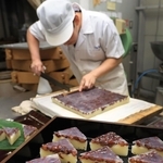 夏越の祓えを前に、和菓子の水無月づくりが最盛期を迎えている＝神戸市東灘区御影本町４、虎屋吉末