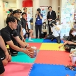ビニール製のラグビーボールで子どもたちと触れ合うコベルコ神戸スティーラーズの選手たち＝神戸大医学部付属病院