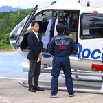 ドクターヘリの出動態勢などについて説明を受ける兵庫県の斎藤元彦知事（中央左）＝２８日午後、公立豊岡病院
