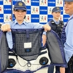 兵庫県警が導入した空調ファン付きのインナーベスト。耐刃防護衣の下に着用する＝県警本部