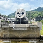 約３０年ぶりに水が流れ出た、岡本太郎さんの彫刻「若い泉」＝姫路市夢前町護持