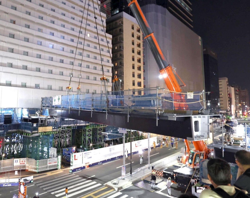 再整備進む神戸・三宮、夜中に国道横断の巨大歩行者デッキ設置 長さ25