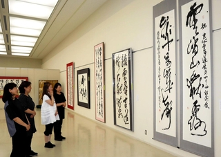 作品展の準備が終わった会場。個性豊かな書が並ぶ＝原田の森ギャラリー