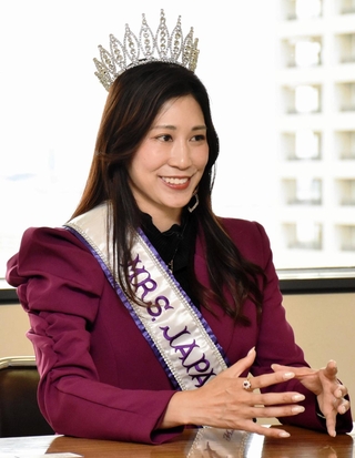 ミセス・インターナショナル世界大会への抱負を語る日本代表の冨本美月さん＝神戸市役所