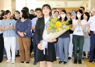 県職員らに歓迎される坂本花織さん＝２日午前、県庁