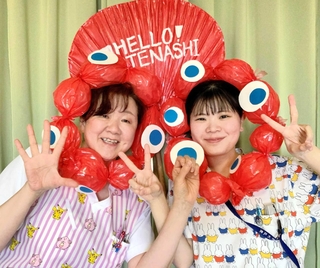 昨年、入院中の子どもたちのためのイベントでポーズを取る田中凪さん（右）と岡本由美さん＝神戸大学医学部付属病院（田中凪さん提供）