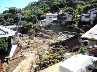 土石流災害直後の被災地。黒い土砂に民家がのみ込まれた＝２０２１年７月１７日、静岡県熱海市伊豆山（太田滋さん提供）