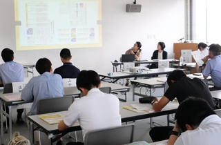 ファクトチェックに関する報道を振り返り、情報の読み解き方について説明する広畑千春記者（奥右から２人目）＝神戸新聞社