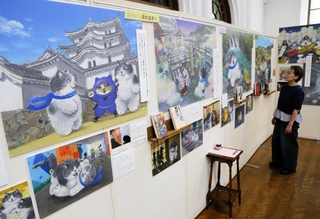 「かなしきデブ猫ちゃん　マルの怪盗Ｘを追え！」で登場した兵庫県各地のイラストが並ぶ＝神戸市灘区王子町３、神戸文学館