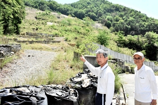 採石場に積まれた盛り土の状況を確認する福井和夫さん（左）と小久保一夫さん＝５月１９日、兵庫県猪名川町清水