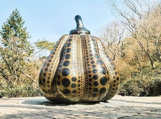 六甲山に展示されている草間彌生さんの「南瓜」　２０１４年（Ｃ）ＹＡＹＯＩ　ＫＵＳＡＭＡ