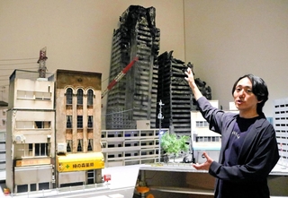 特別展に向け「映画とアート、双方のファンに楽しんでもらいたい」と話す宮﨑豪さん。会場には実際に撮影で使用されたジオラマも＝４日午後、神戸ゆかりの美術館