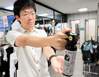 相次ぐクマの出没を受けて、需要が高まっている撃退スプレー＝神戸市中央区三宮町１、好日山荘センタープラザ神戸本店