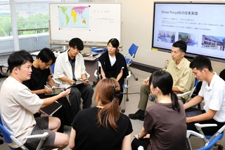 防災をテーマに現地の学校で実施する授業内容を話し合う参加教員たち＝神戸市中央区脇浜海岸通１