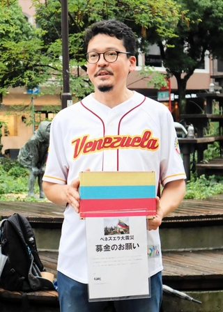 ベネズエラ地震への支援を呼びかける須本エドワードさん＝神戸市中央区元町通１