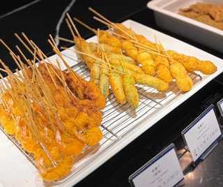 目の前で揚げられる串カツ