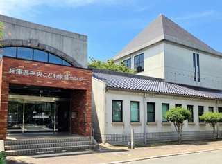 建て替えについて議論されている兵庫県中央こども家庭センター＝明石市北王子町