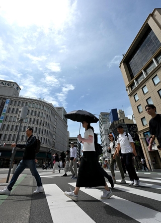 梅雨が明け、夏めいた日差しの下を行き交う人たち＝８日午前、神戸市中央区（撮影・大田将之）