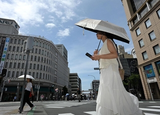 梅雨が明け、夏めいた日差しの下を行き交う人たち＝８日午前、神戸市中央区（撮影・大田将之）
