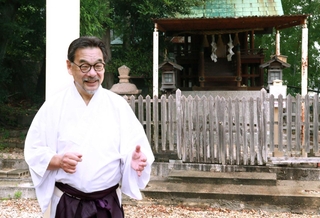 「神社管理運営論ノート」を出版した宮司で法学者の桜井良生さん＝神戸市中央区中尾町