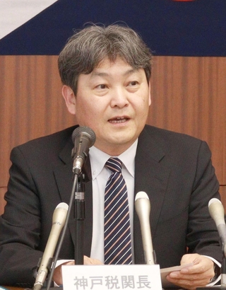着任会見で意気込みを語る井田直樹神戸税関長＝神戸市中央区新港町