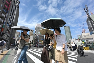 梅雨が明け、青空の下を行き交う人たち＝８日午後２時45分、神戸市中央区（撮影・大田将之）