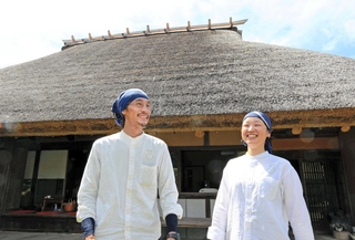 「くさかんむり」の相良育弥代表と１０人目の弟子の石井小春さん＝神戸市北区淡河町神田、ベーグル専門店「はなとね」