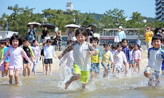 海開きしたばかりの須磨海水浴場ではしゃぐ子どもたち＝９日午前、神戸市須磨区須磨浦通１（撮影・大田将之）