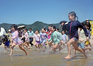 海開きしたばかりの須磨海水浴場ではしゃぐ子どもたち＝９日午前、神戸市須磨区須磨浦通１（撮影・大田将之）