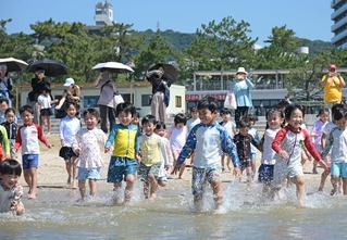 海開きしたばかりの須磨海水浴場ではしゃぐ子どもたち＝９日午前、神戸市須磨区須磨浦通１（撮影・大田将之）