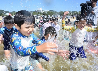 海開きしたばかりの須磨海水浴場ではしゃぐ子どもたち＝９日午前、神戸市須磨区須磨浦通１（撮影・大田将之）