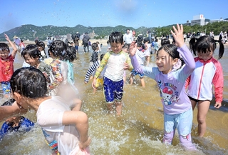 海開きしたばかりの須磨海水浴場ではしゃぐ子どもたち＝９日午前、神戸市須磨区須磨浦通１（撮影・大田将之）