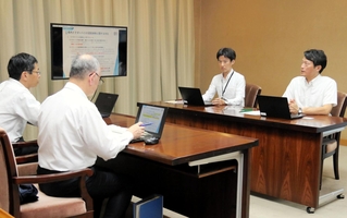 ドクターヘリの「２パイロット制」導入を協議する兵庫県の斎藤元彦知事（右端）ら県幹部＝県庁