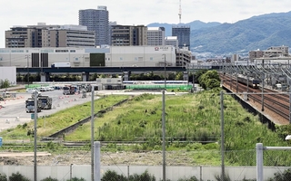 ＪＲの新駅設置が検討されている工場跡地の一角。ＪＲの線路がすぐ北側を通っている＝西宮市津門飯田町